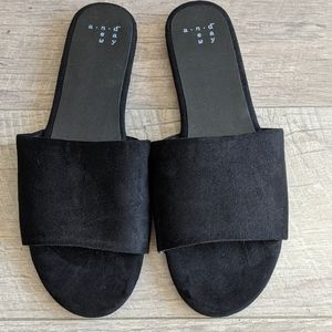 NWOB Black slip on sandals size 7